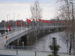 roeda_fanor_paa_tegsbron_imagelarge